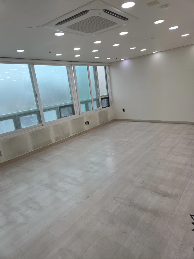 보호구를 착용하고 해체 작업을 진행하는 모습