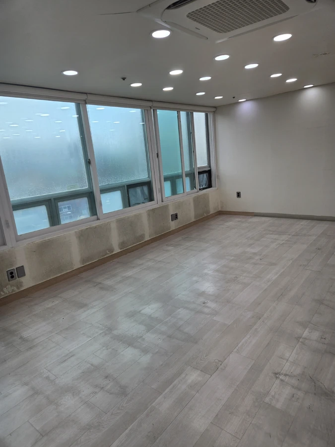 인계 시점 마감 상태를 사진으로 기록하는 모습