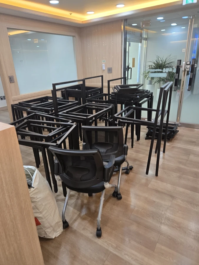 구획이 복잡한 소규모 사무실의 철거 현장