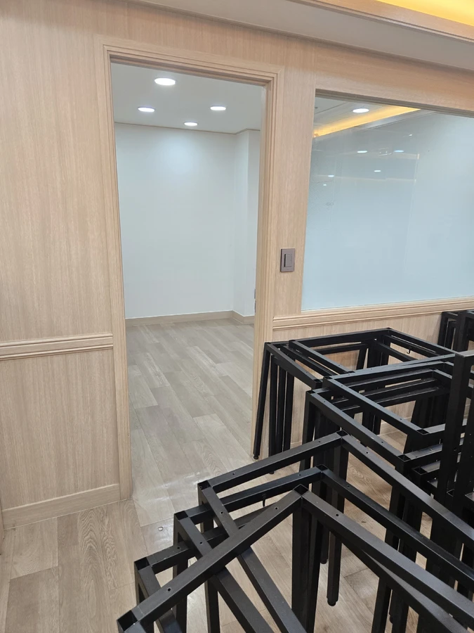 천장 화재감지기 위치를 확인하는 사무실철거복구 작업