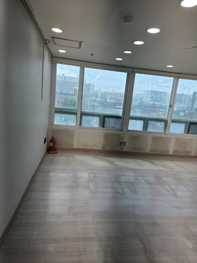 상대적으로 조용한 마감 공정이 진행되는 모습