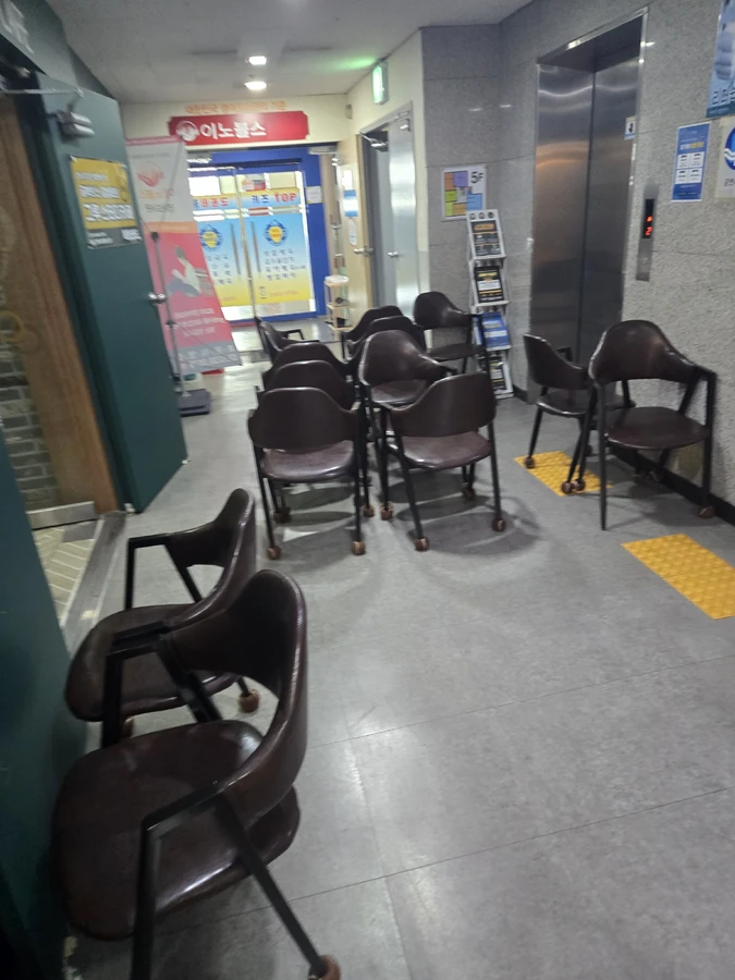 분전반 차단 상태를 확인하는 모습