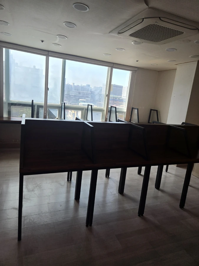 승강기 내부 모서리에 완충재를 덧댄 사무실철거복구 현장