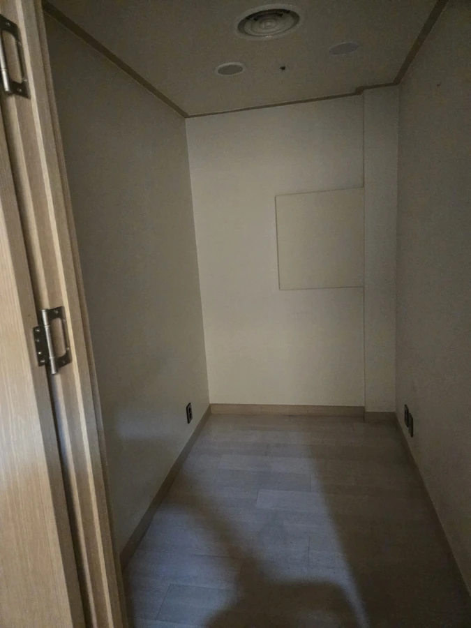실외기 철거를 준비하는 작업자